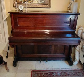 Piano Antiguo de Madera Oscura