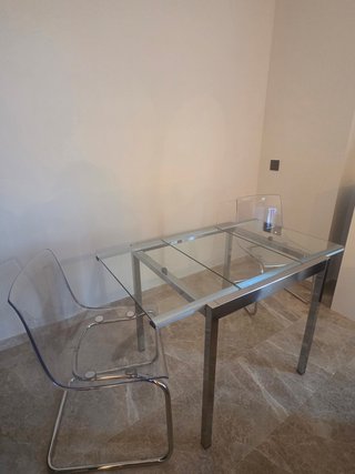 Mesa cristal extensible y 2 sillas modernas