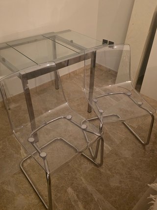 Mesa cristal extensible y 2 sillas modernas