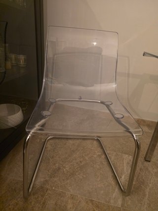 Mesa cristal extensible y 2 sillas modernas