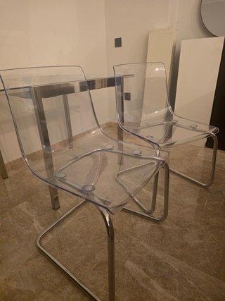 Mesa cristal extensible y 2 sillas modernas