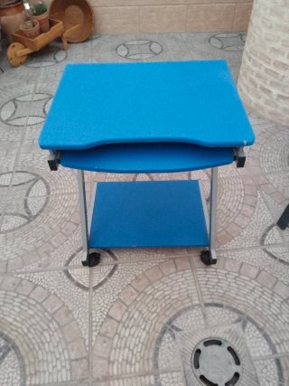 Tavolo per computer blu con ruote