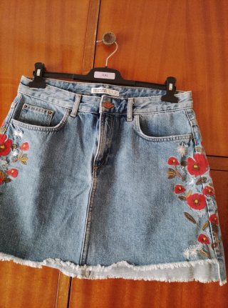Falda vaquera Zara bordada flores