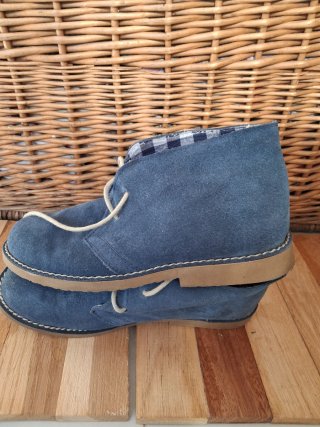 Botas azules de ante, echa un vistazo