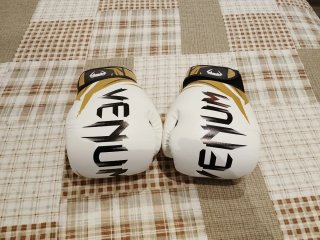 Guantes de Boxeo Venum Blancos y Dorados