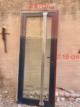 Puerta aluminio con cristal y tiradores