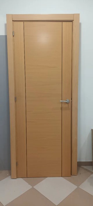 Puerta moderna madera