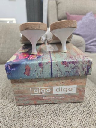 Sandalias blancas con lazo