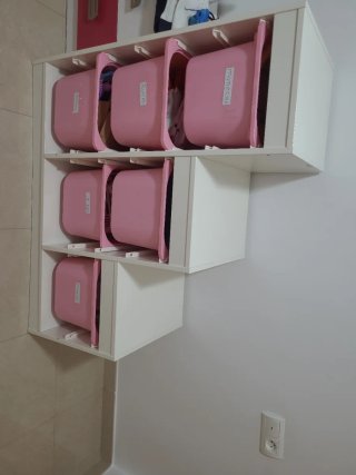 Mueble organizador con cubetas rosas