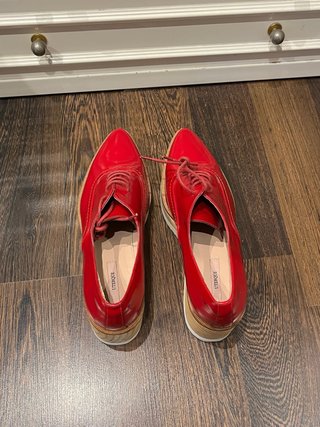 Zapatos rojos de charol brillante