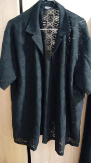 Blusa negra con diseño floral
