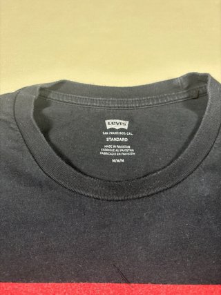 Camiseta Levi’s Negra | Logo Rojo | Vintage | Y2K