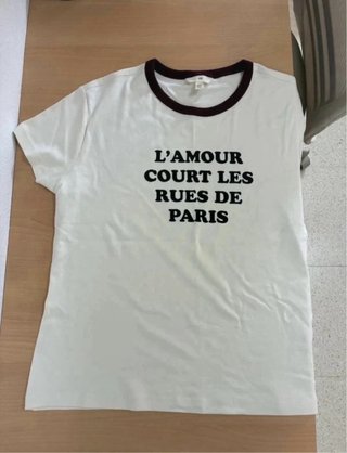 Camiseta H&M blanca frase francesa cuello burdeo T