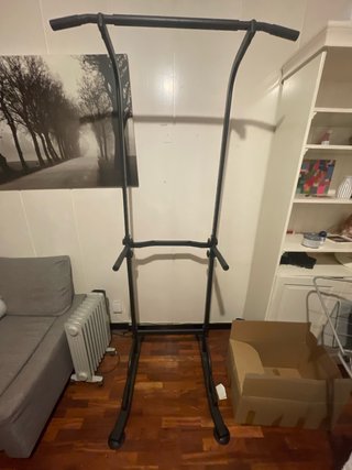 Torre de entrenamiento para dominadas y dips