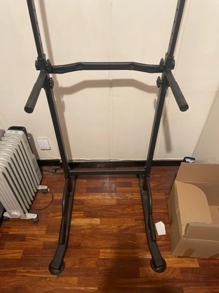 Torre de entrenamiento para dominadas y dips