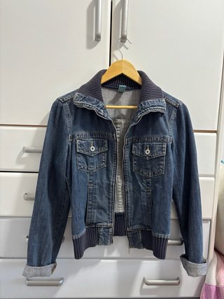 Chaqueta vaquera con detalles de tela