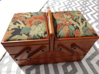 Costurero de madera con tapa floral