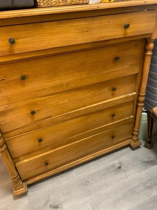 Cajonera de madera estilo clásico