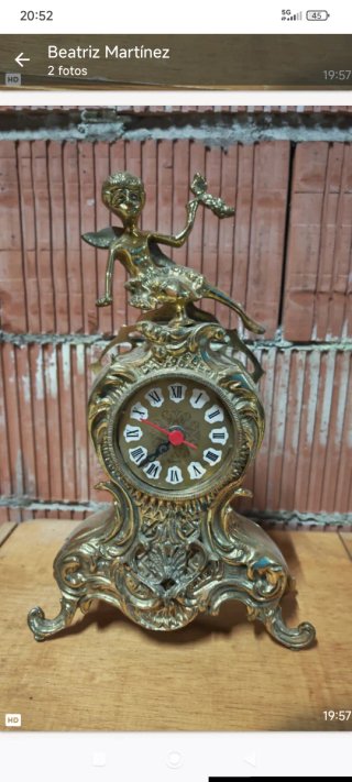 Reloj de sobremesa dorado antiguo