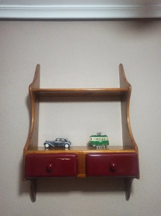 Estantería de madera con cajones