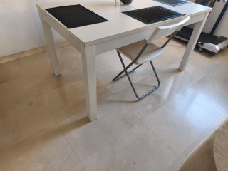 Mesa de comedor blanca sin sillas . Extensible