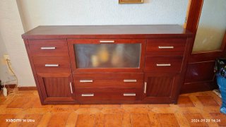Aparador clásico de madera con puerta abatible