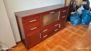 Aparador clásico de madera con puerta abatible