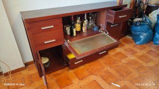 Aparador clásico de madera con puerta abatible