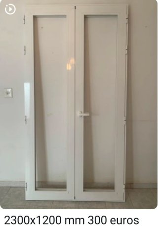 Puertas de aluminio blancas y una efecto madera