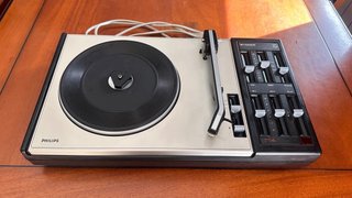 Gioiello del 1976 pronto per essere goduto! Vendo giradischi vintage Philips 714 in ottime condizioni.