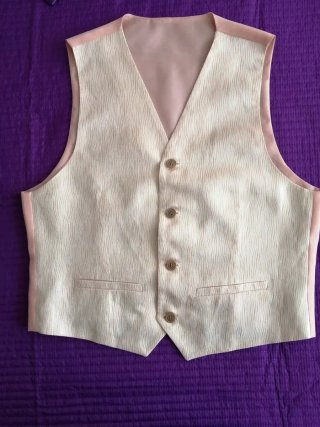 Chaleco de chico beige y rosa