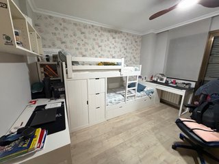 Dormitorio completo litera, escritorio y armario.