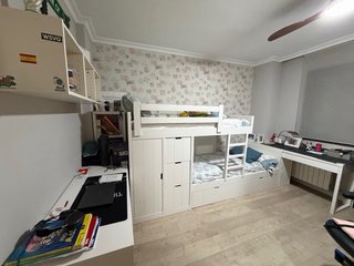 Dormitorio completo litera, escritorio y armario.