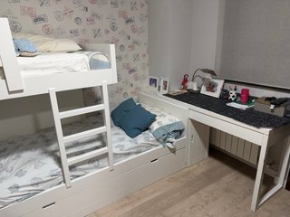 Dormitorio completo litera, escritorio y armario.