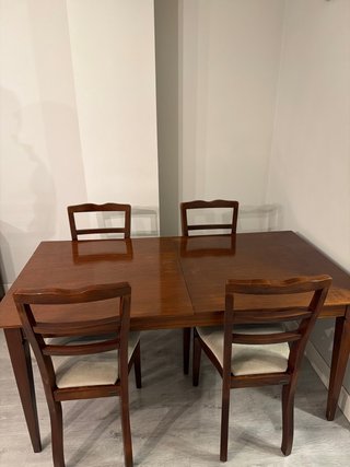 Mesa de madera extensible y 6 sillas