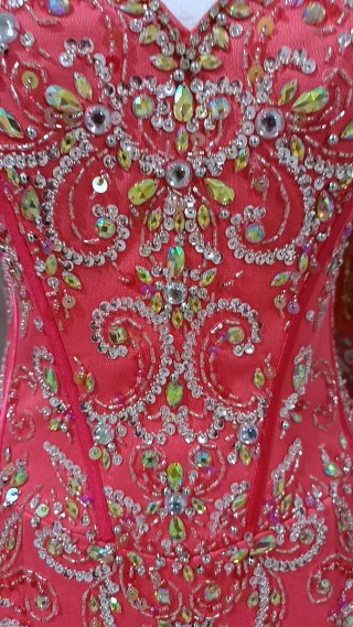 Vestido de fiesta color coral