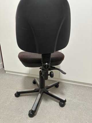 Silla de oficina marrón con ruedas