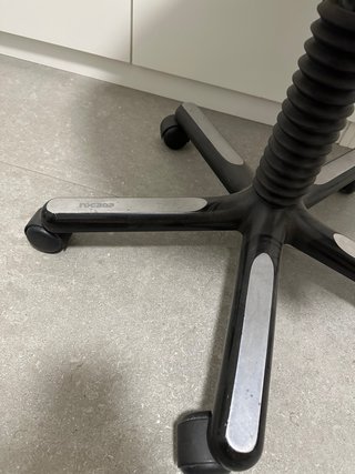 Silla de oficina marrón con ruedas