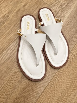 Sandalias Michael Kors Blancas y Doradas