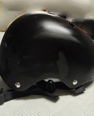 Casco negro con guantes y gafas