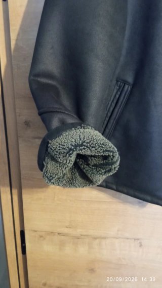 Chaqueta negra de ante sintético