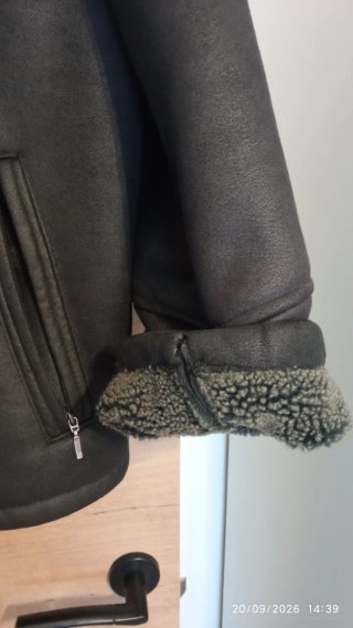 Chaqueta negra de ante sintético