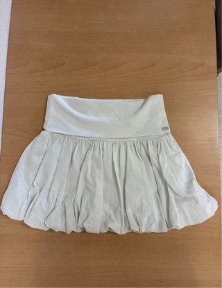 Falda blanca con volumen Pull y Bear