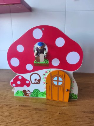 Casita de muñecas de madera