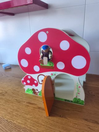 Casita de muñecas de madera