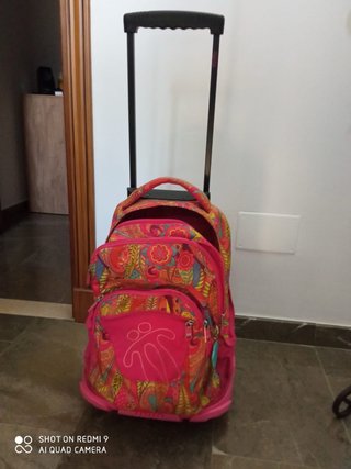 Mochila con ruedas y estampado