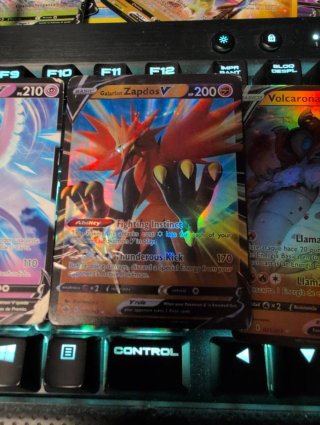 Confezione di carte Pokémon con 5 carte