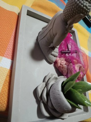 Figura Buda Zen con Planta y Piedras