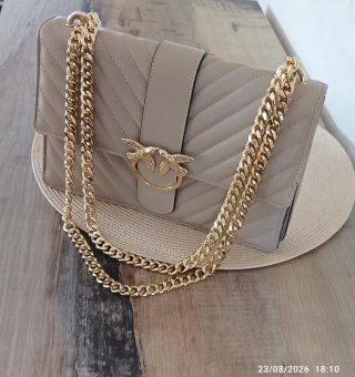 Bolso piel beige con cadena dorada
