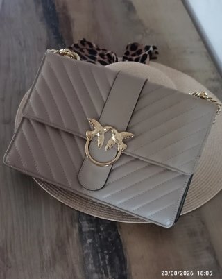 Bolso piel beige con cadena dorada
